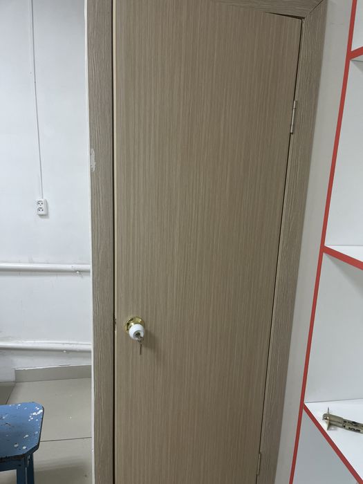 Продам двери для ванны + подарок замок