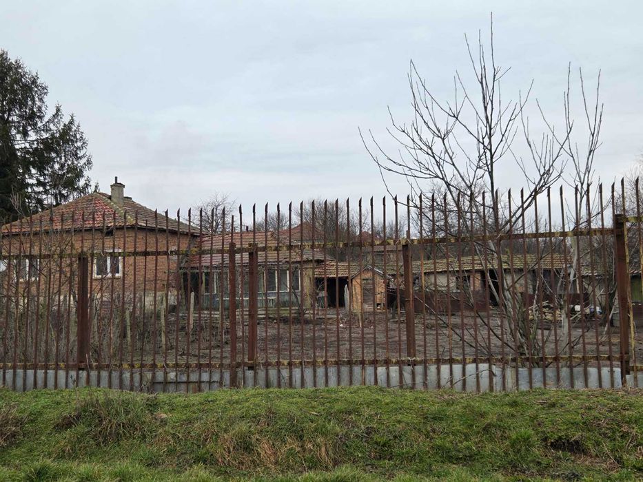 Къща с голям двор в Карапелит