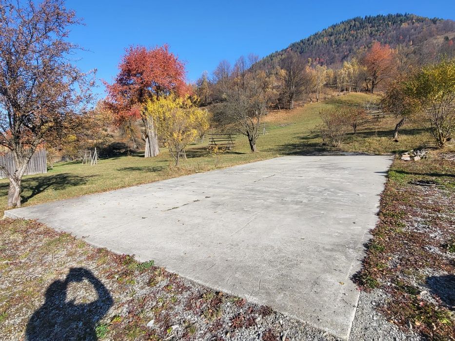 Închiriez teren și spațiu comercial