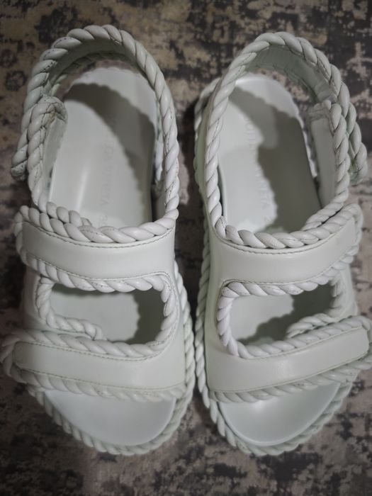 Bottega Veneta продаются сандали