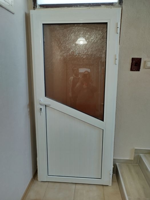 Продам аломиниева врата с каса