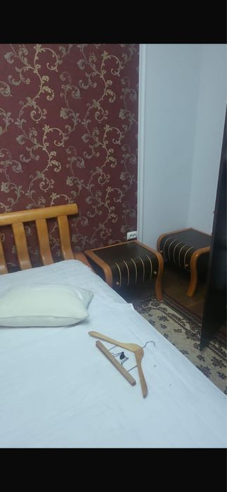 Dormitor lemn masiv si mobila de living