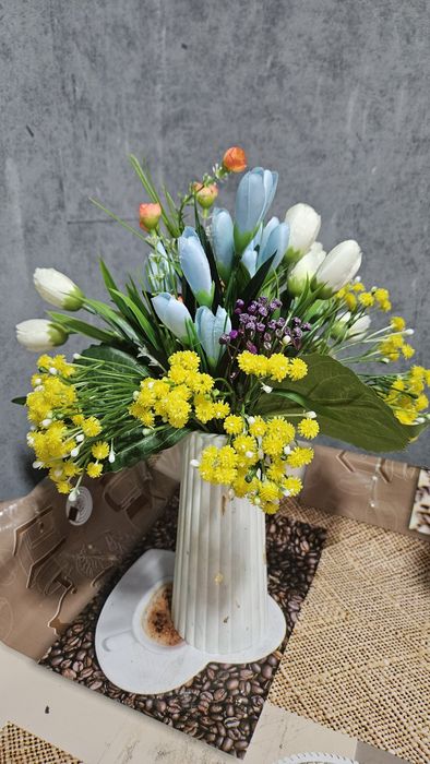 Гипсовая ваза с цветами