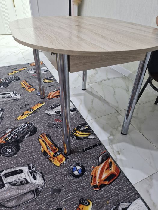 Продам стол и стулья прочные