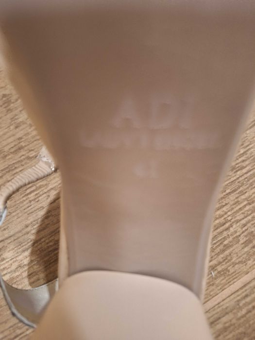 Продавам дамски обувки естествена кожа