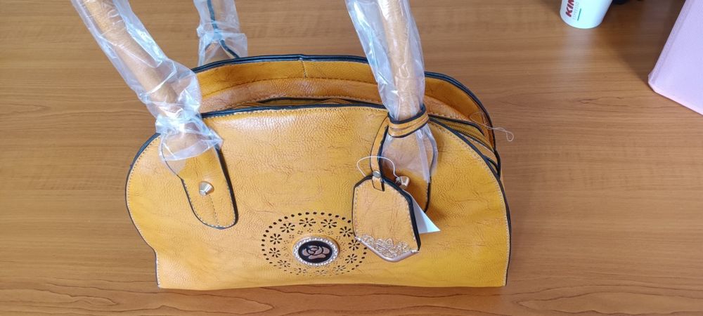 Тъмно синя дамска чанта кожа с две основни дръжки (допълнителна дълга дръжка с регулация) и цип в горната част. С три вътрешни отделения, едното от ко