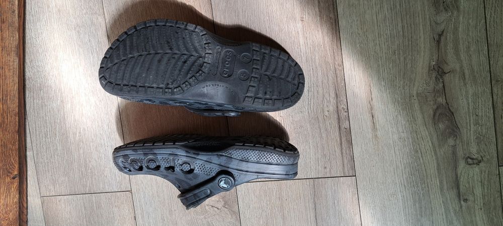 Papuci Crocs și rechin noi