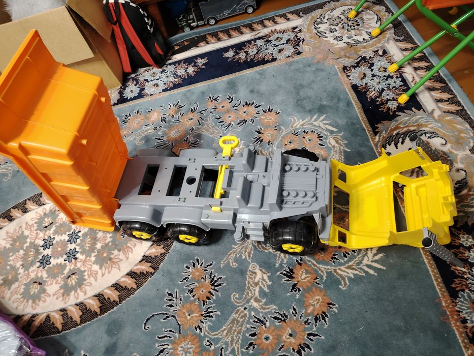 Грузовик игрушечный