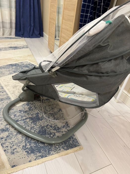 Продаем детский шезлонг качелия