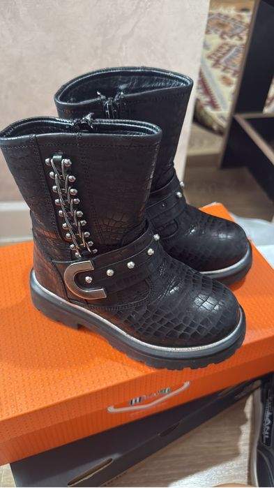 Продам обувь на девочку зима