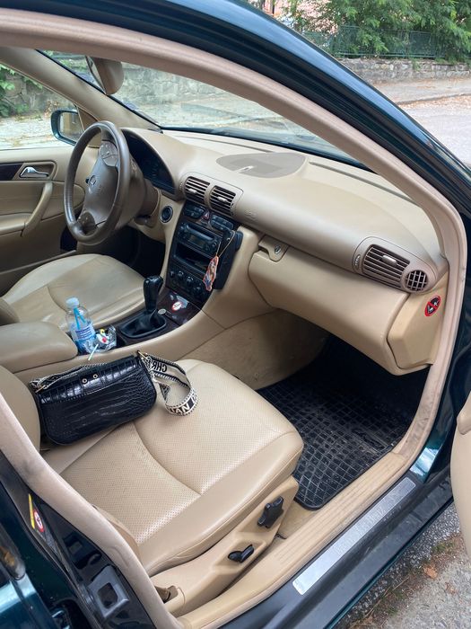 Лек автомобил Mercedes c220