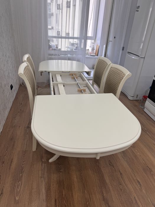 Продам стол -трансформер Малазийский