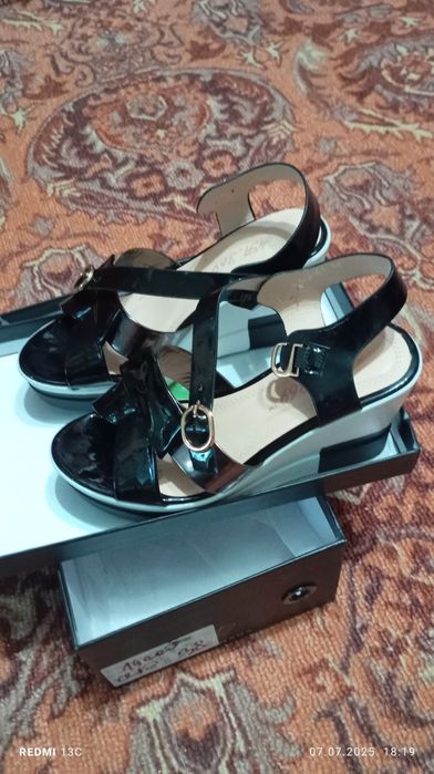 Продам женские босоножки