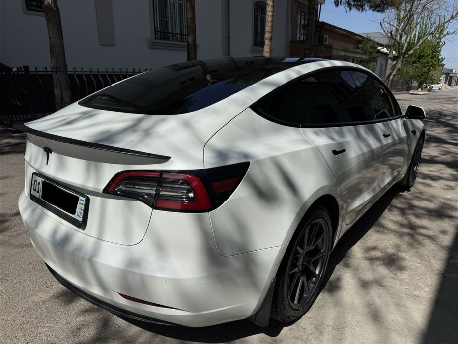 Продам Тесла 3 почти новая