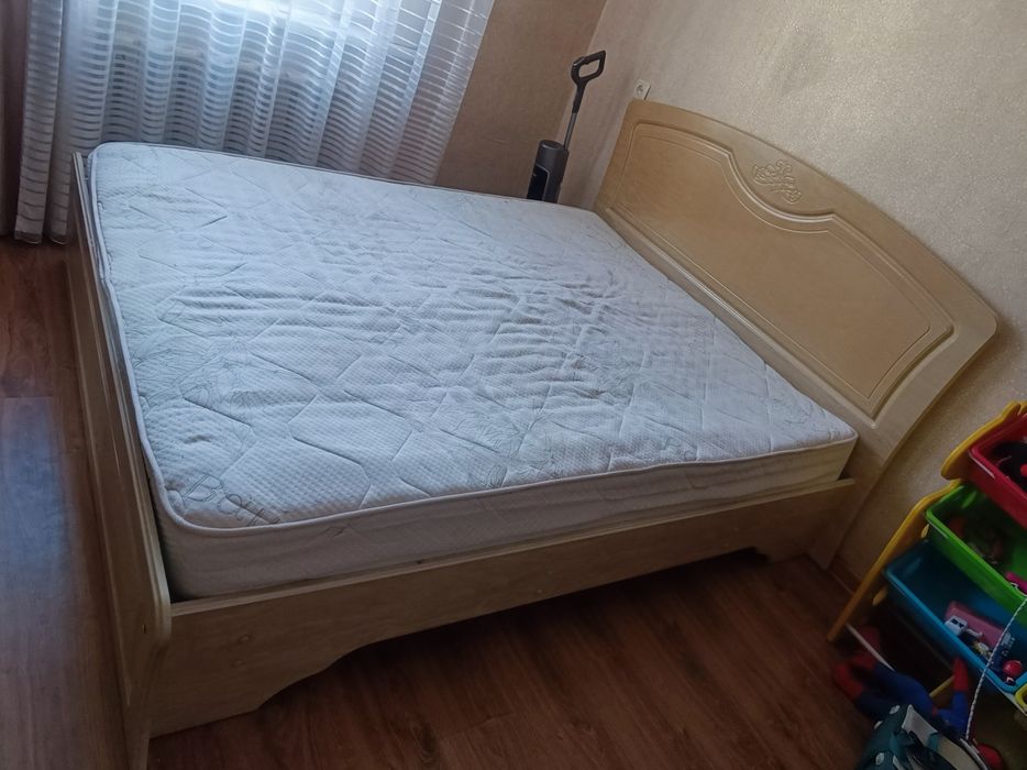 Продам спальный гарнитур