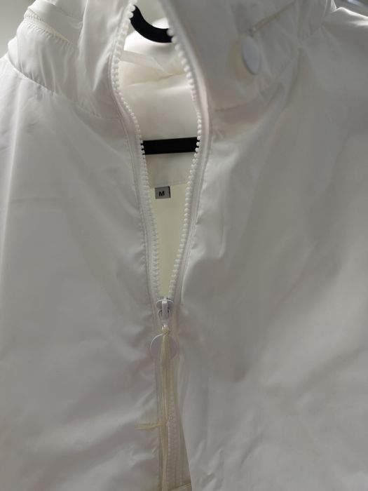 Бяла ветровка, нова с етикет, размер М, с прибираща се качулка