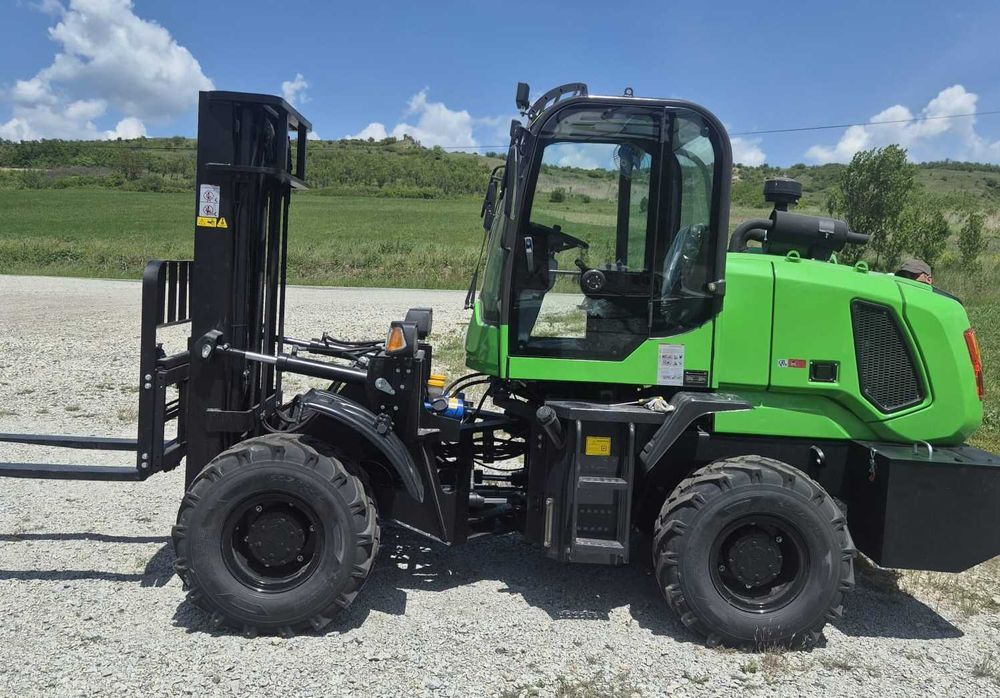 Vand stivuitoare 4x4 de 3,5T si 5T