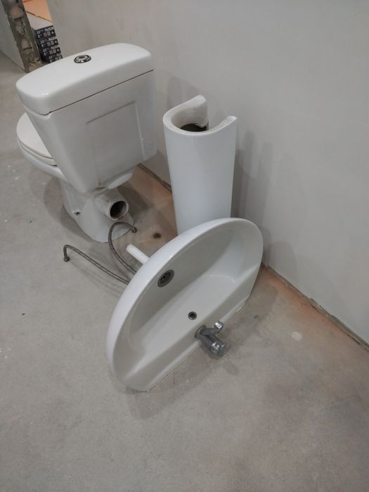 Унитаз, раковина.