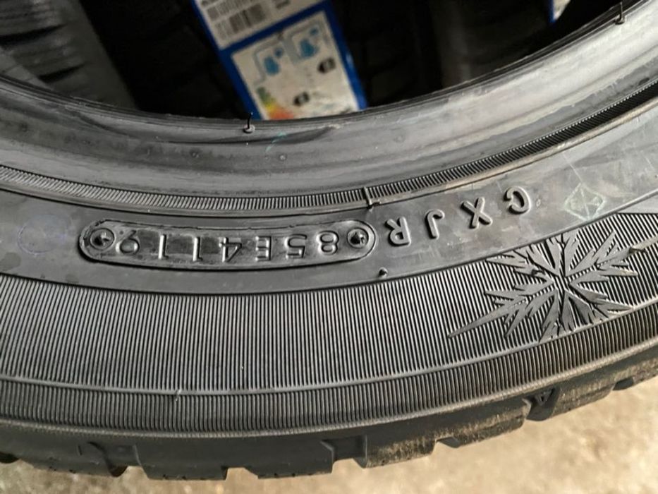 vand anvelope 225/50/17 toyo de iarnă noi