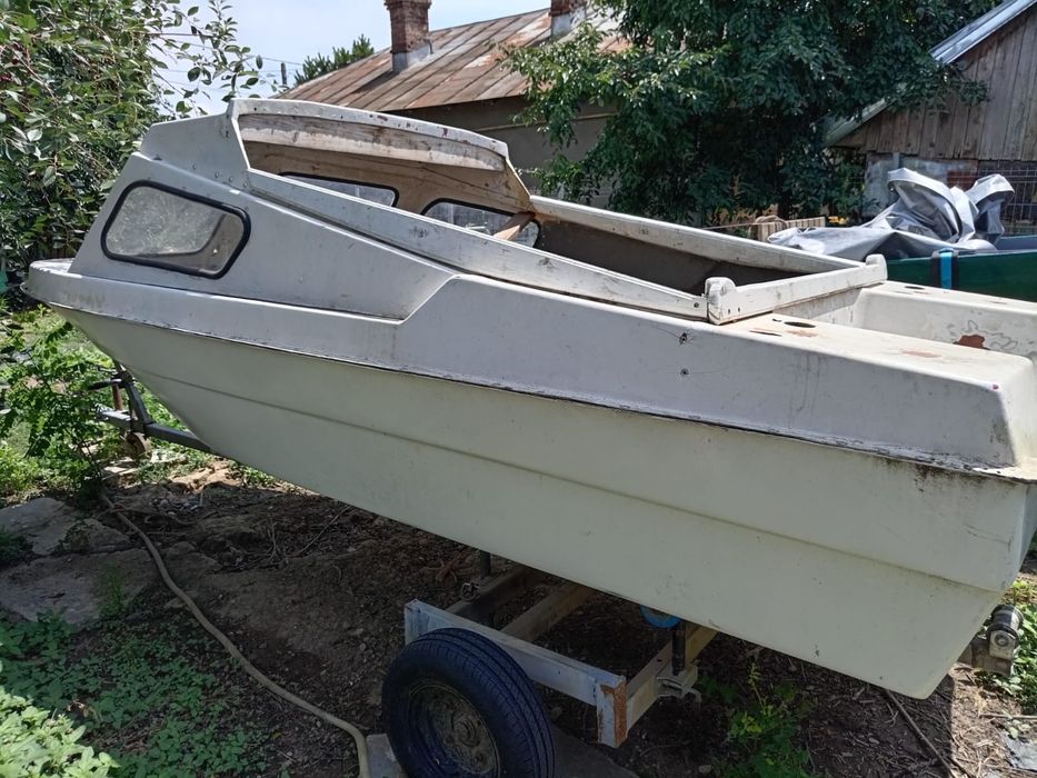 Barcă cabinată + trailer – ideală pentru proiect