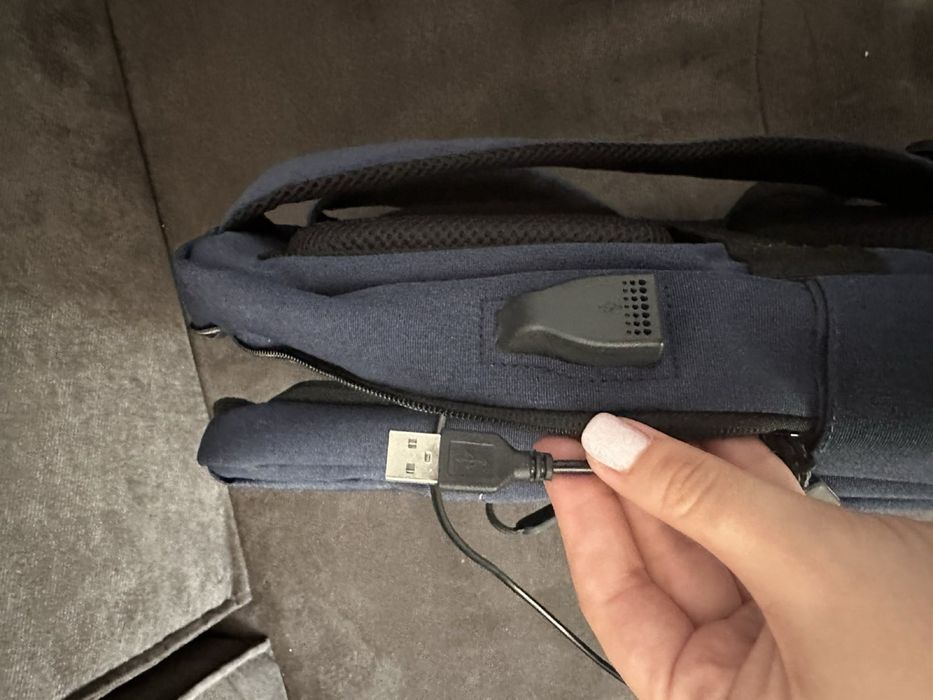 нова раница за лаптоп с вграден USB порт