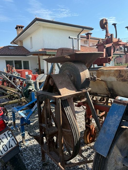 Vând moară tractor