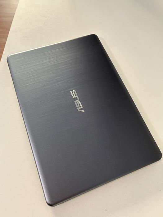 Laptop ASUS E406N