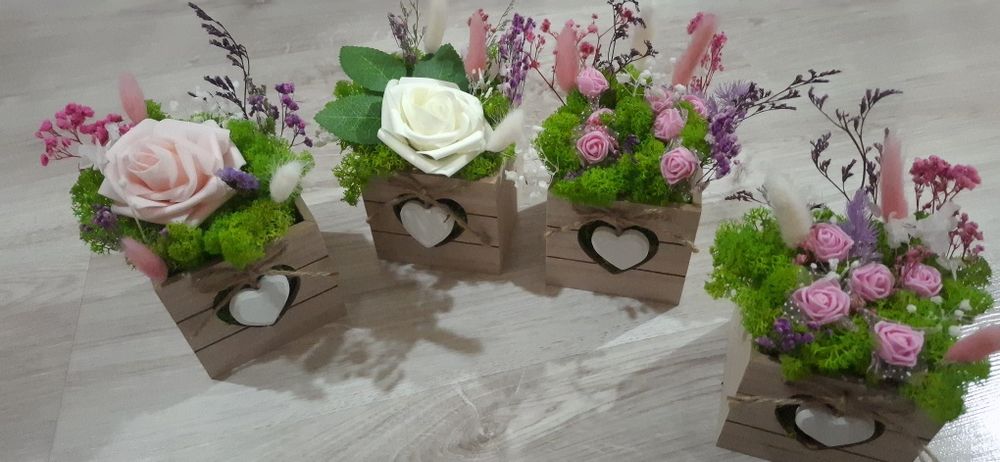 Дървени и стъклени кашпи със скандинавски мъх и цветя