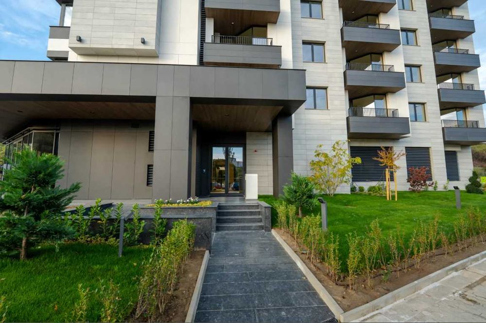 Продавам двустаен апартамент в затворен комплекс  жк. Дружба 2.  с АКТ 16 от октомври 2025г.