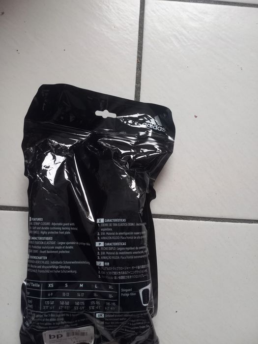 Продавам нови футболни протектори Adidas . XLite .