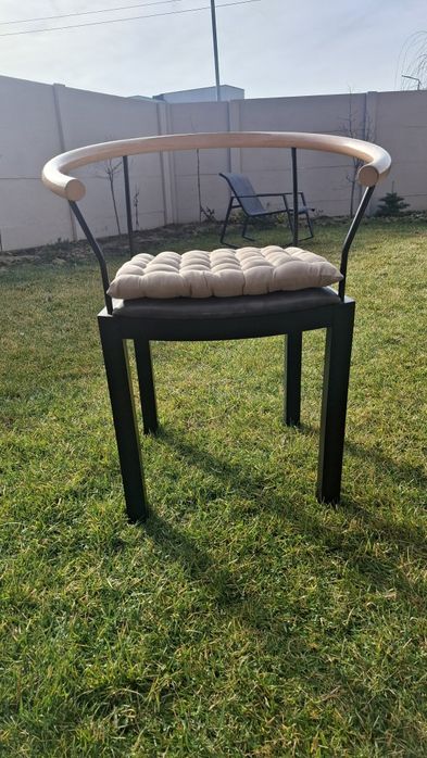 Scaune robuste curte