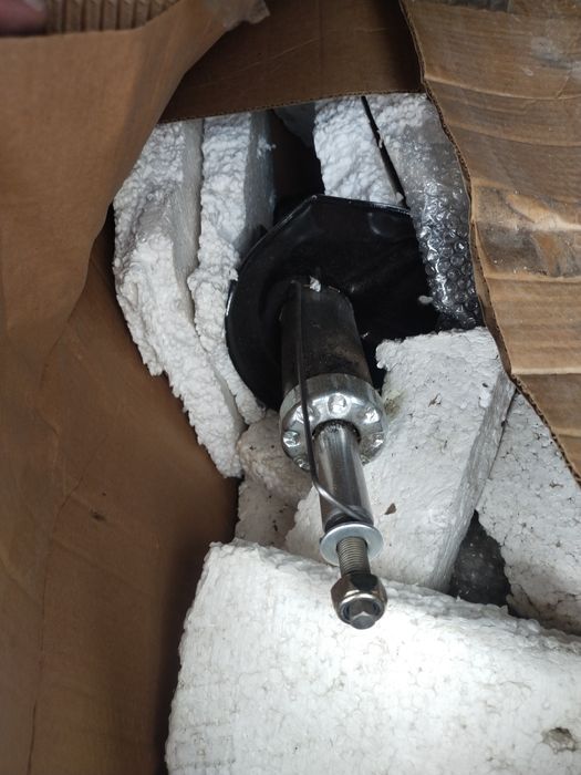 Продам амортизаторы ( стойки) на Шевроле Лачетти новые