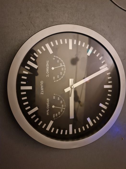 кварцов стенен часовник