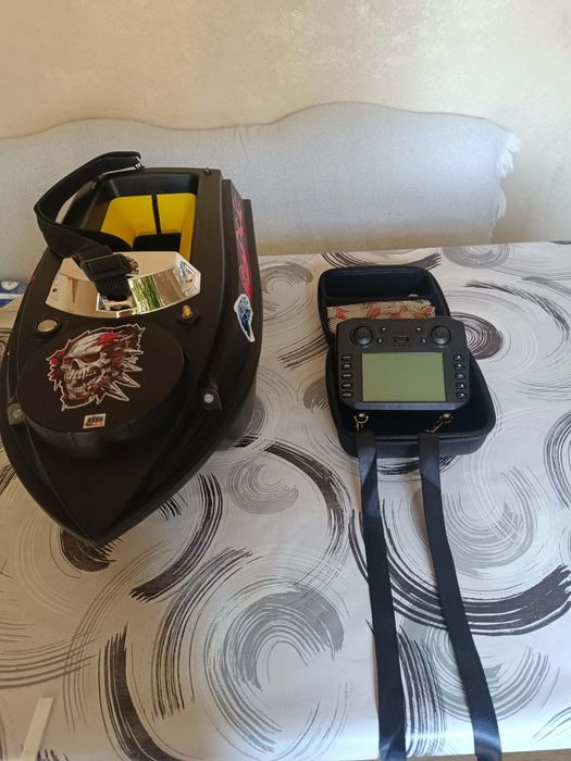 Продавам използвана лодка за захранка Flytec V030 – на 1 сезон (с GPS, автопилот и 2 калъфа)