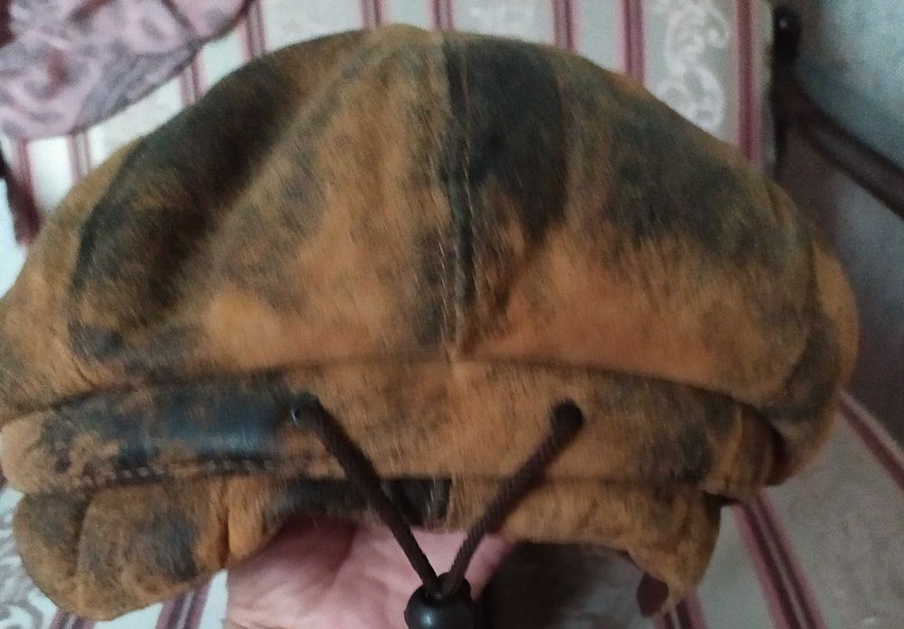 Женские две кожаные  и ангоровая зимние кепки