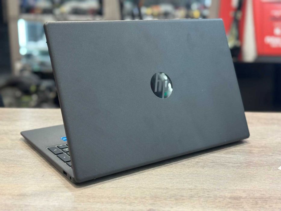 Лаптоп HP 250 G10 i3 Intel UHD Graphics