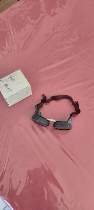 Очки сварщика тёмный стекло.