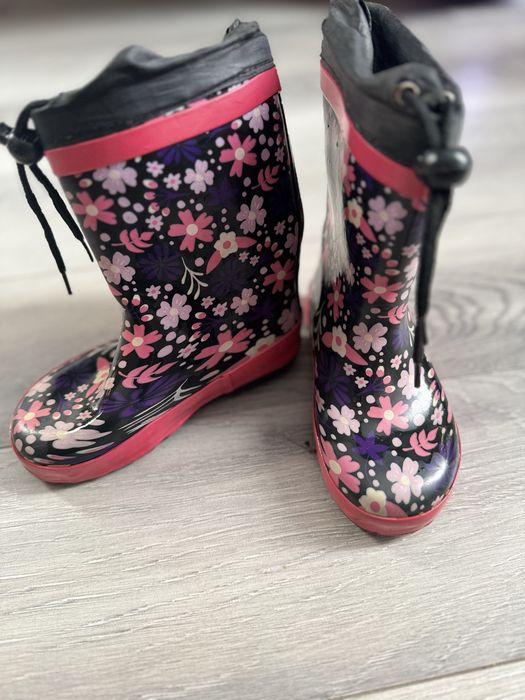 Продам резиновые сапожки доя девочки