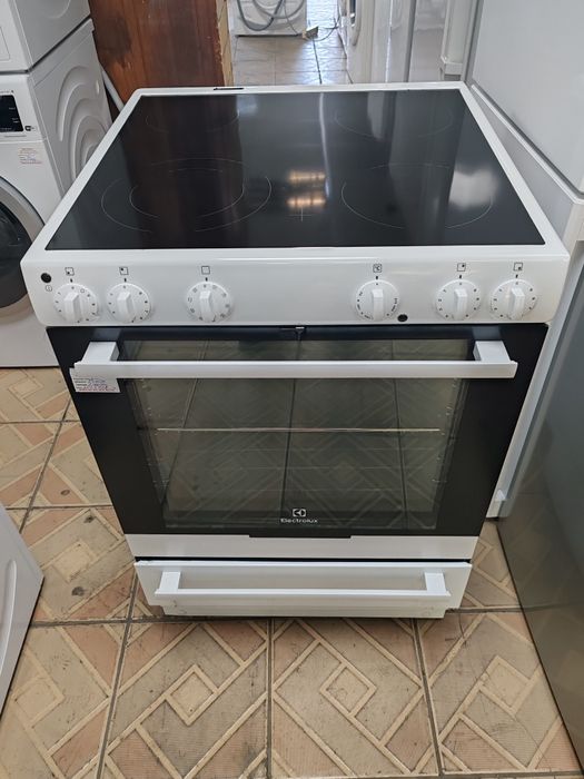 Свободно стояща печка с керамичен плот Electrolux с 2 години Гаранциия