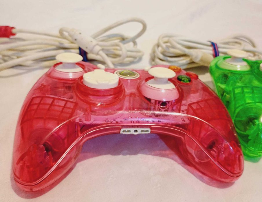 Doua manete transparente pentru Xbox 360. Rock candy