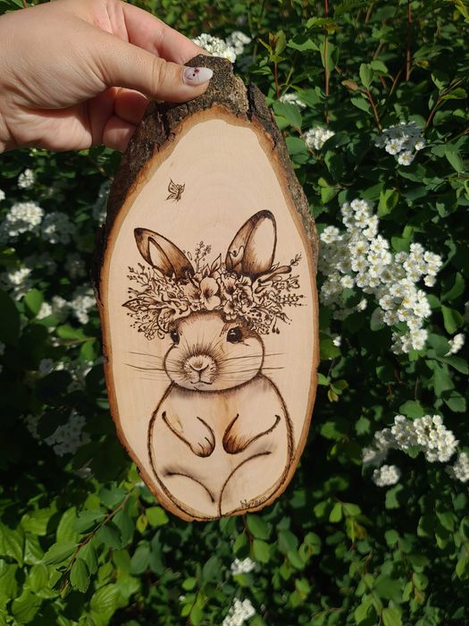 Tablou pirogravură lemn, iepuraș cu coroană florală handmade
