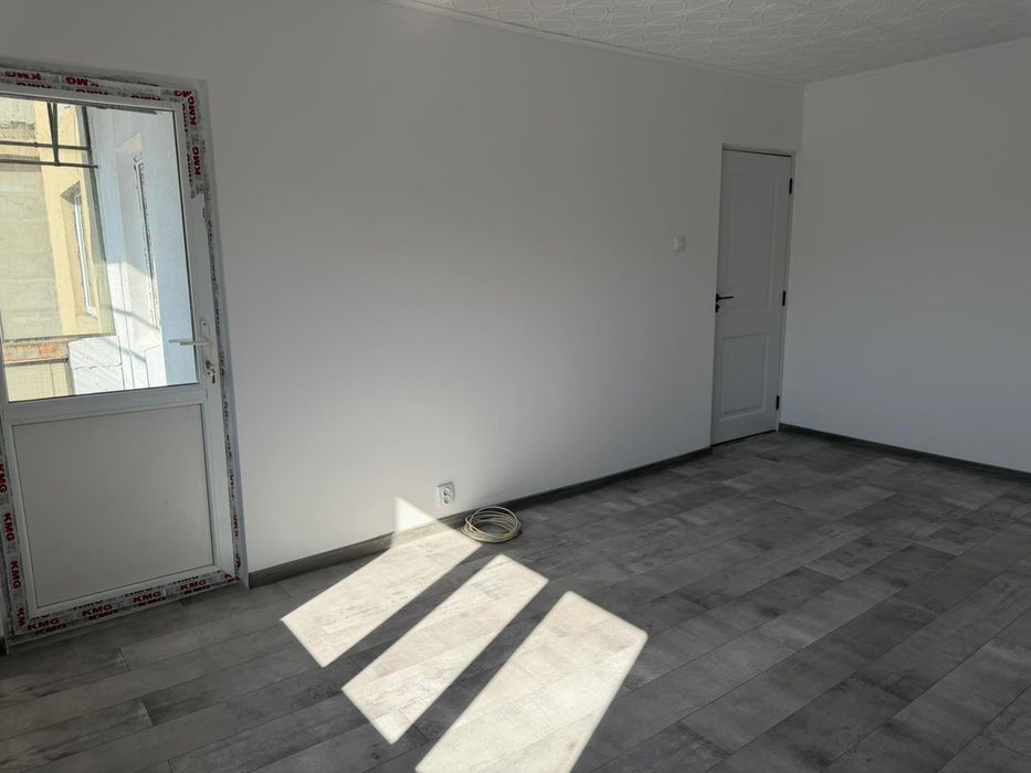 2 camere, Bd.DACIA, stradal,deasupra la notariat,schimb cu garsonieră