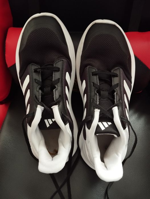 Adidas, măsura 40