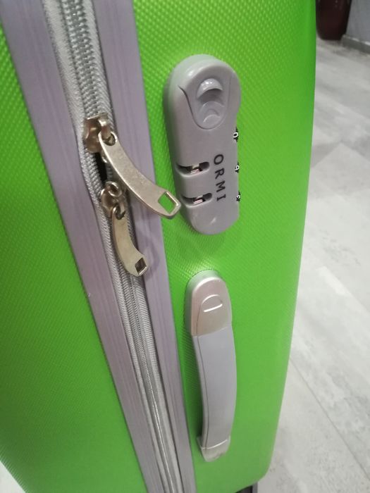 Куфар с четири колелца