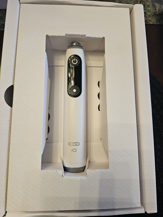 Ofer spre vanzare periuta de dinți electrica Oral B iO7 noua