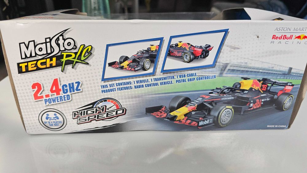 Maistro Aston Martin Red Bull RB15. 1:24 Болид + ключодържател (от UK).
