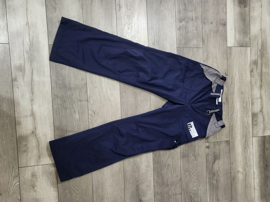 Vand pantaloni de salopeta