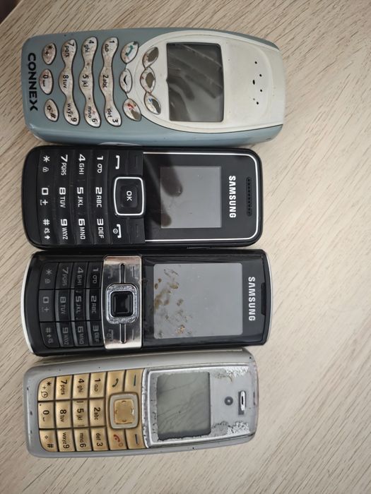 Se vând telefoanele din imagine.