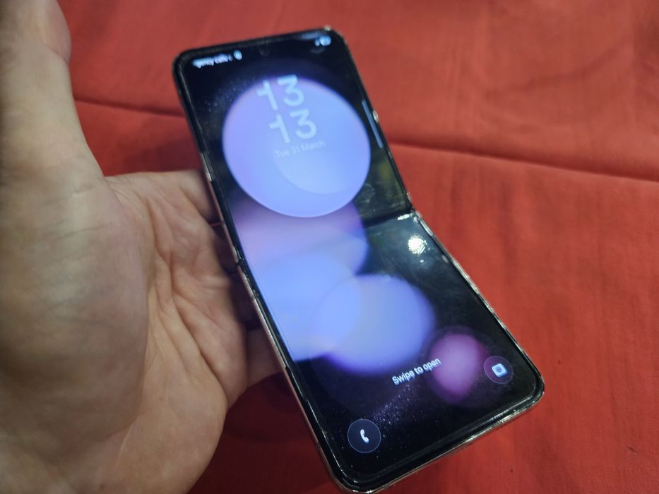 -Samsung Z Flip 5 Purple 256Gb 8Ram semne normale uzura stare perfecta functionare doar telefonul poze reale nici o restrictie nici o interventie/repa