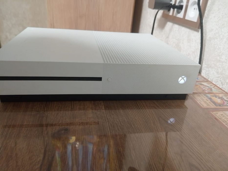 Xbox one s с 2 джостиками 1тб